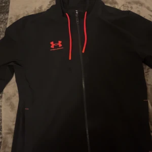 Under armour tracksuit - Ny skick inga konstigheter storlek S köpte den nyligen men den satt inte bra på mig så säljer den nu🔥😊 Pris kan inte diskuteras