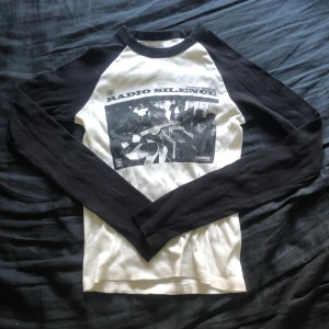 Tröja från Brandy Melville - Jättecool tröja från Brandy Melville som tyvärr aldrig kommit till användning. Kan mötas upp i Stockholm. 