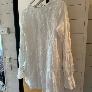 Nakd klänning - En perfekt klänning till sommaren eller studenten. Den är slutsåld på Nakds hemsida. Har aldrig använt den men prislappen är ej kvar. Jag skulle säga att klänningen är mer en 34 än 32☺️💕