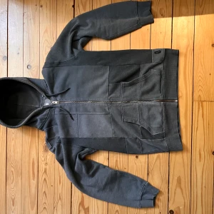 Diesel hoodie  - Fint skick utan defekt. Kom med frågor och tveka inte på att buda! 