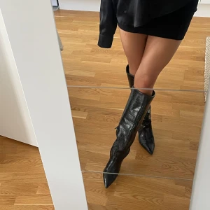 Skinboots med spetsig tå - Skinboots från NA-KD!  Det är använda ett fåtal gånger och i bra skick. Ord. Pris 899