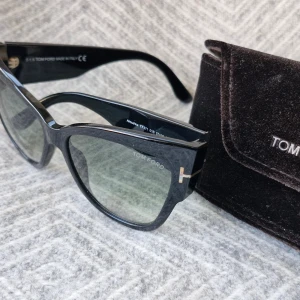 Tom Ford Nya Solglasögon - Inköpta från Synsam, nya med fodral (Se bilder).
