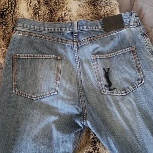 Vintage YSL Baggy Jeans - Vintage 2000 talet baggy YSL jeans, feta, sitter perfekt över airforces