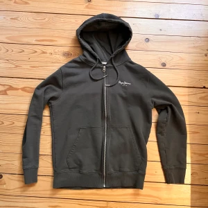 Pepe jeans hoodie  - Pepe jeans hoodie i fint skick! Fråga gärna och kom med bud! 