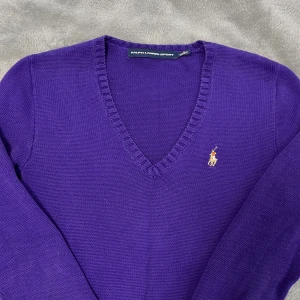Lila Ralph Lauren Sport tröja - Stickad lila tröja från Ralph Lauren Sport. Jättefin lila färg och i bra skick. Storlek M men passar även S skulle jag säga