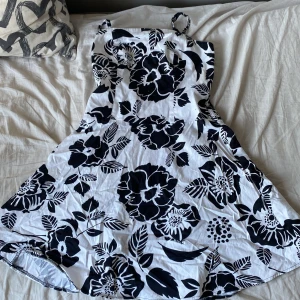 Blommig klänning - Har nästan aldrig använt denna klänningen den har mest bara legat i min garderob och tagit plats