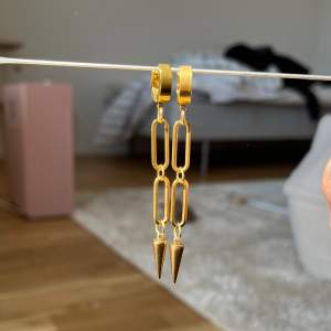 Handtillverkade örhängen i guld gjorda av mig💗
