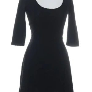 Hollister klänning strl S mönster svart - Hollister klänning strl S mönster svart Öppning i ryggen Tvättas i maskin 30grader Som ny