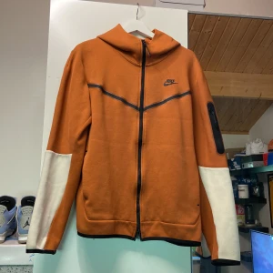 tech fleece  - Nike tech fleece i storlek M. Tröjan är i bra skick, finns dock lite knorper som syns på vita delen av armarna (bild 5)