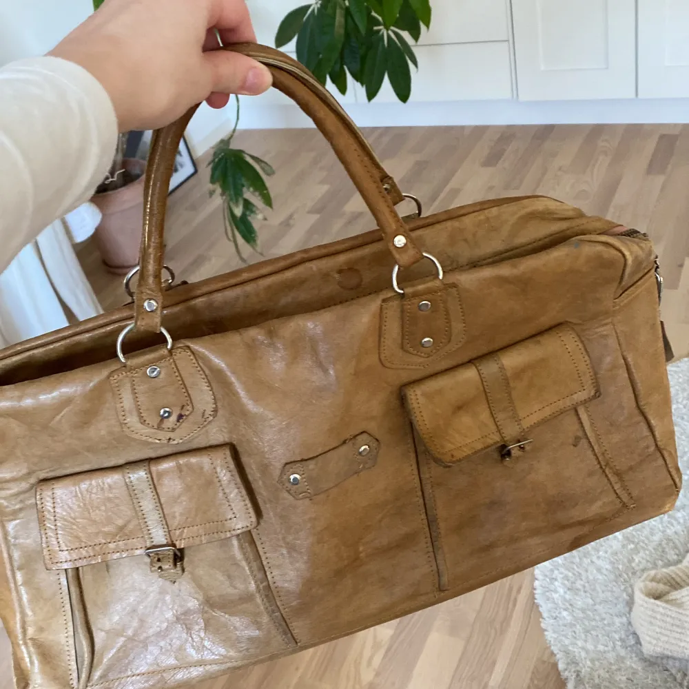 En vintage brun väska, har själv aldrig använt💕. Väskor.