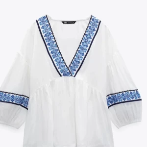 Zara blus - Säljer finaste Zara blusen som inte säljs längre eftersom jag har 2 av den! Prislappen kvar aldrig använd. 💕