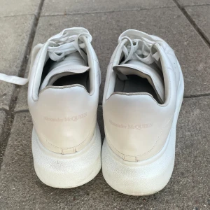 Alexander McQueen - Använda men mycket gott skick! Säljer då storleken är för liten för mig!