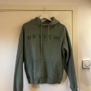Säljer min sköna gröna hoodie 💚 använd fåtal gånger ✨