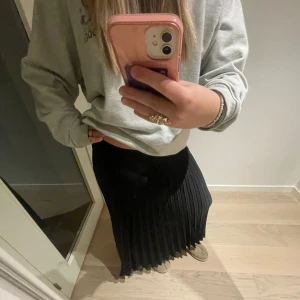 Svart lång kjol - Super fin svart lång kjol💗Använd ett fåtal gånger förra sommaren🥰Inga defekter eller skador🎀 Så fin nu till sommaren! Storlek S men den har ett resårband där bak så den passar Xs-M🥰