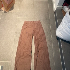 Byxor 🤎 - H&M byxor i gått skick! 🤍 köpte för ungefär 250kr och säljer för 150kr💘 