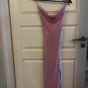 Balklänning - Otroligt fin långklänning. Passar perfekt till balen, bröllopsgäst eller en vanlig fest!! Fin knytning på ryggen vilket gör att den går justera både in och ut väldigt mycket. Slits i ena benet 🌸