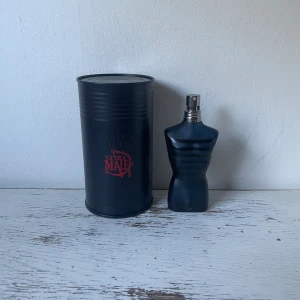 JPG Ultra Male (Sälj/Byte) - Jean Paul Gaultier Ultra Male 🍐🍦| Originalmängd: 75ml, andra bilden visar hur mycket som är kvar nu | Skick: ringen som sitter fast på klämman är borta, funkar fortfarande | Tillbehör: Burk | Pris: 499kr | Hör av dig vid frågor eller för fler bilder⭐️