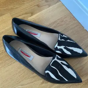 Oanvända unika zebra loafers! 