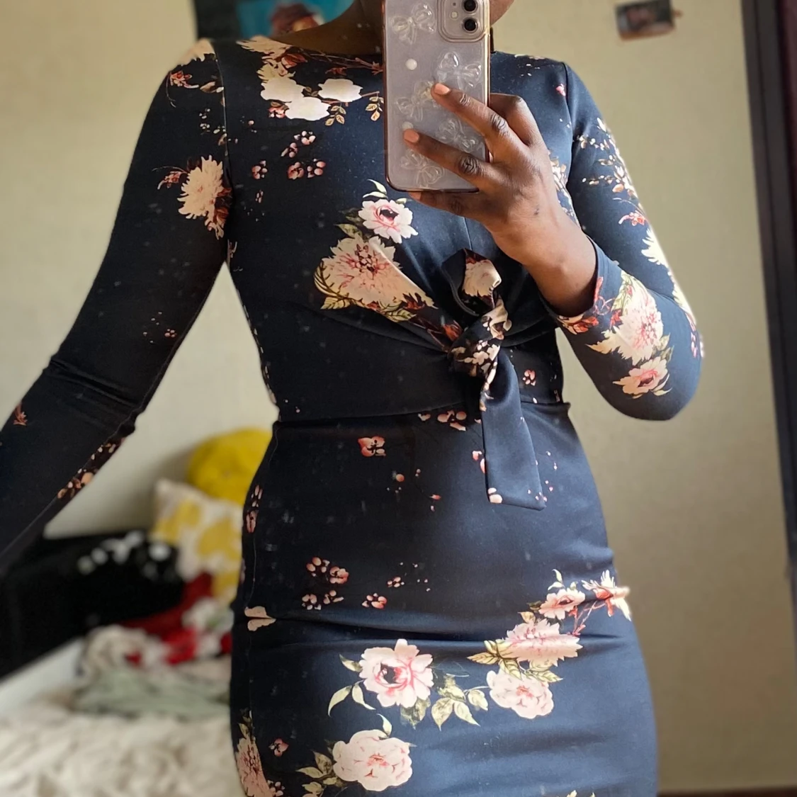 Mörkblå blommig klänning perfekt för dejt, fest osv