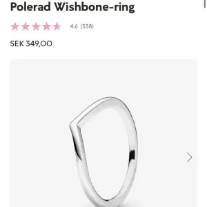 En ring i silver från Pandora i storlek 50 i modellen Polerad Wishbone-ring. Använd få gånger. Köpt för 349kr och säljer för 100kr + frakt. 