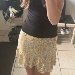 Kjol - Säljer min jättefina somriga kjol. Den är i stl xs från Pieces. Skriv om ni undrar något💛💛