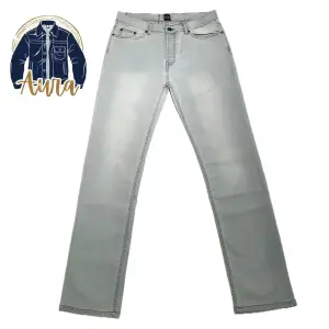 Sprillans nya jeans med fantastisk passform  i en stilren design. Utmärkt till sommaren. Finns att välja i flera olika storlekar (se nedan) använd storleksguiden  28/28🔴 30/30🔴 30/32🟢 30/34🟢 32/30🟢 32/32🟢 32/34🟢 34/30🔴 34/32🔴 34/34🟢 36/34🔴