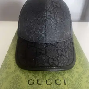 Väldigt fräsch och fin Gucci keps som är helt ny, skicket är perfekt och det fina skador eller så på den. Denna är perfekt nu i sommar och är verkligen en steal. Hör av er för mer bilder!