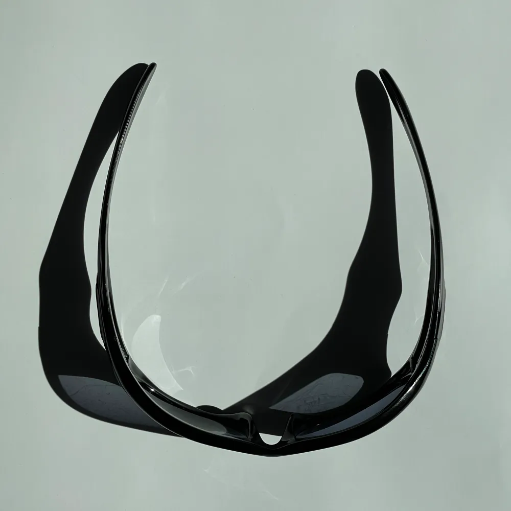 Intressekoll, kom med bud! Rare Oakley Monster Dogs från 2002. Alla tillbehör är OEM. Köpta i USA när modellen kom. Bra skick för sin ålder!. Asusteet.