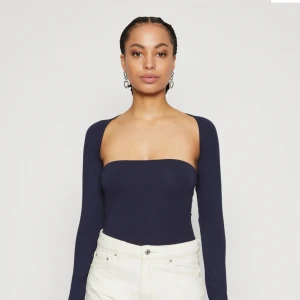 Ginatricot tröja grön! - Aldrig använd och har inte orkat skicka tillbaks efter den var för stor och det är försent nu därför säljs den! Lappen är kvar och den är helt som ny, kontakta gärna för fler frågor!😇💞(inte min bild)