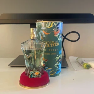 Jean Paul Gaultier le Beau Paradise garden - Hej, säljer nu denna väldigt unika parfym som luktar fräscht, lite sött, coconut och grönt🥥🌴En perfekt sommarparfym ! Det finns ca kvar 65 ml av 75! Köpt för ca 1100 på kicks. Hör av er vid frågor.