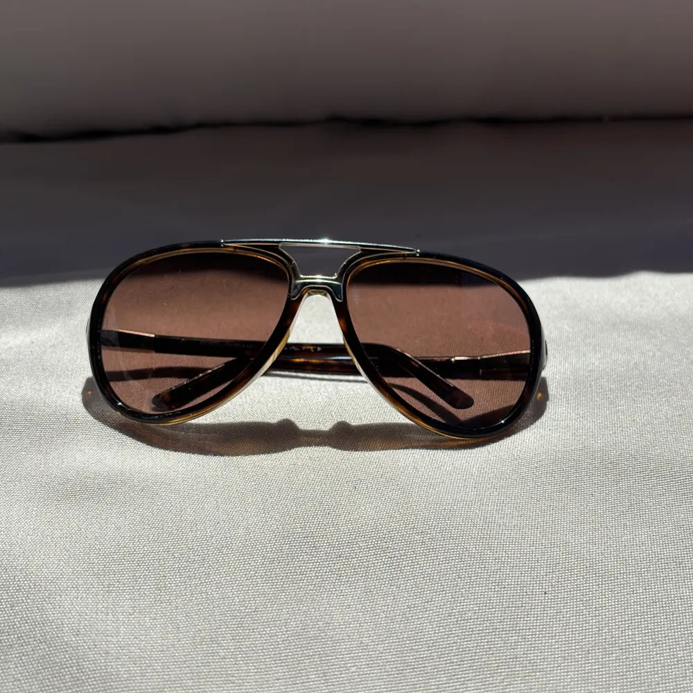 Läckra solglasögon från Dolce&Gabbana bra skick med fodral| Ny pris 2300kr mitt pris 999kr| Passar både dam och herr|. Accessoarer.