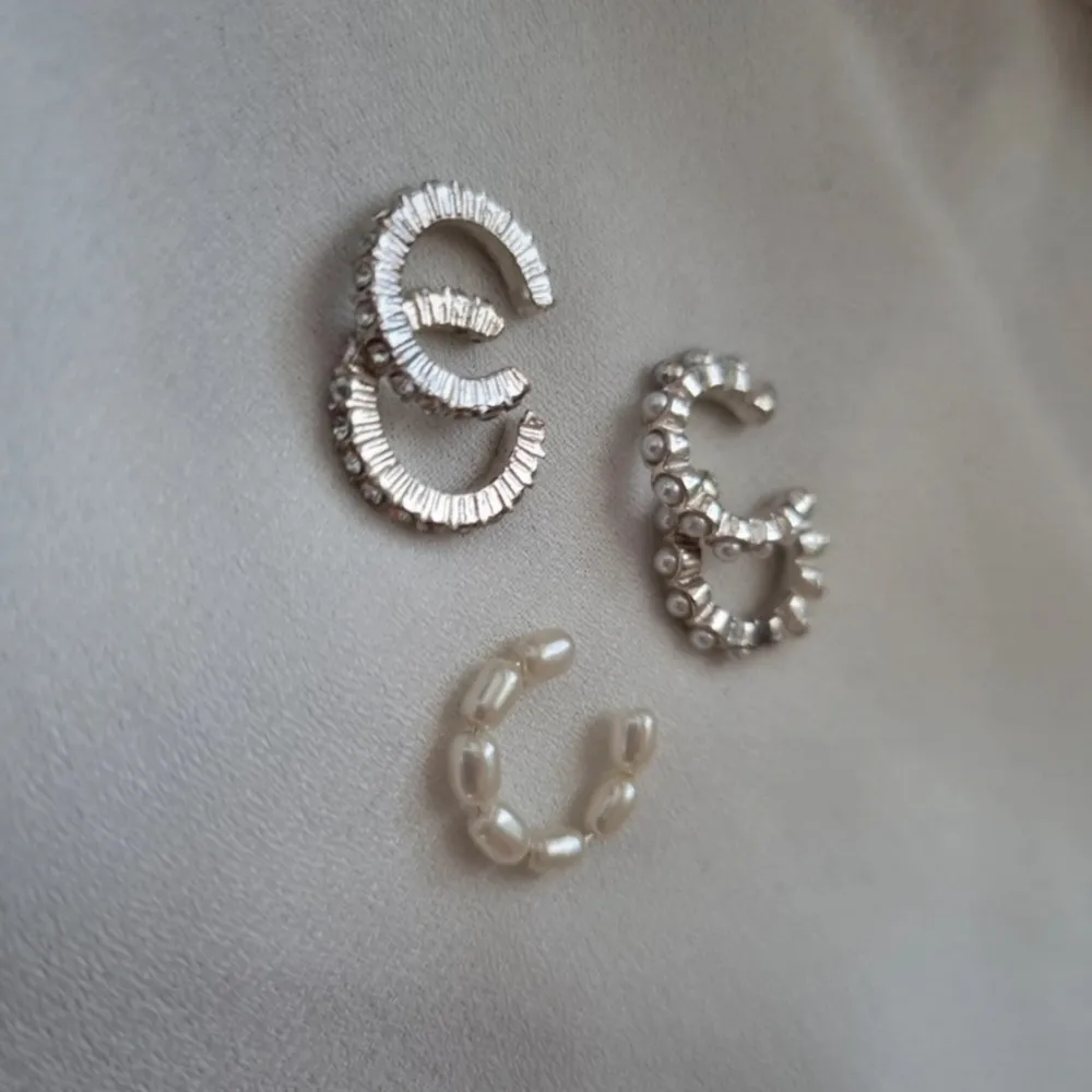 4 kr styck för varje separat fake-piercing, om man vill köpa alla så blir det 20 kr :) De är justerbara och några har lite fake-diamanter och några har stilen med små pärlor.. Accessoarer.