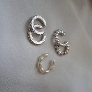4 kr styck för varje separat fake-piercing, om man vill köpa alla så blir det 20 kr :) De är justerbara och några har lite fake-diamanter och några har stilen med små pärlor.