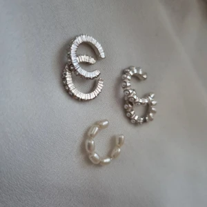 Fake piercings  - 4 kr styck för varje separat fake-piercing, om man vill köpa alla så blir det 20 kr :) De är justerbara och några har lite fake-diamanter och några har stilen med små pärlor.