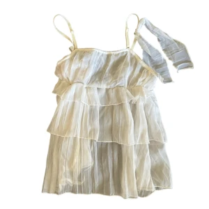 Vit volang top - Har ett hål syns på sista bilden. Finns även i rosa färg. Storlek S/M Kontakta vid intresse <3