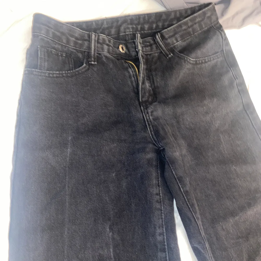 lågmidjade baggy svarta jeans som sitter perfekt på kroppen och visar formerna.. Jeans & Byxor.
