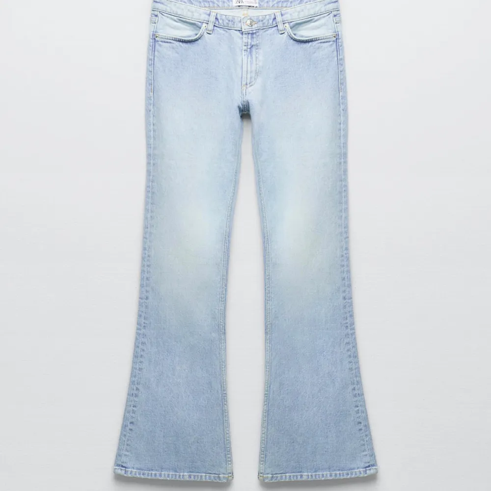 Säljer nu mina Såå fina jeans från zara då dom inte kommer till användning längre ❤️ de har inga defekter utöver att dom är lite slitna i kanterna där nere eftersom dom är rätt långa  ❤️helt slutsålda och sååå eftertraktade!!!. Jeans & Byxor.