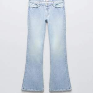 Säljer nu mina Såå fina jeans från zara då dom inte kommer till användning längre ❤️ de har inga defekter utöver att dom är lite slitna i kanterna där nere eftersom dom är rätt långa  ❤️helt slutsålda och sååå eftertraktade!!!