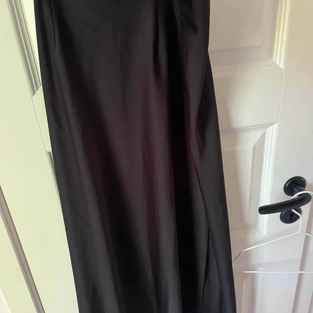 äljer denna svarta kjol från bikbok. Använd endast ett fåtal gånger, storlek xs. I satin liknande material. Kjolar.
