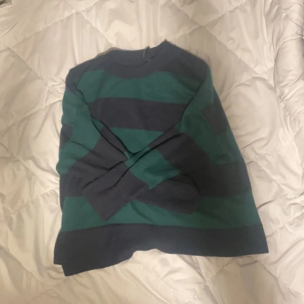 Stickad grön blå tröja från H&M! Superfin och bekväm🤍 Det är storlek L men mest så att det är lite oversized💚. Stickat.
