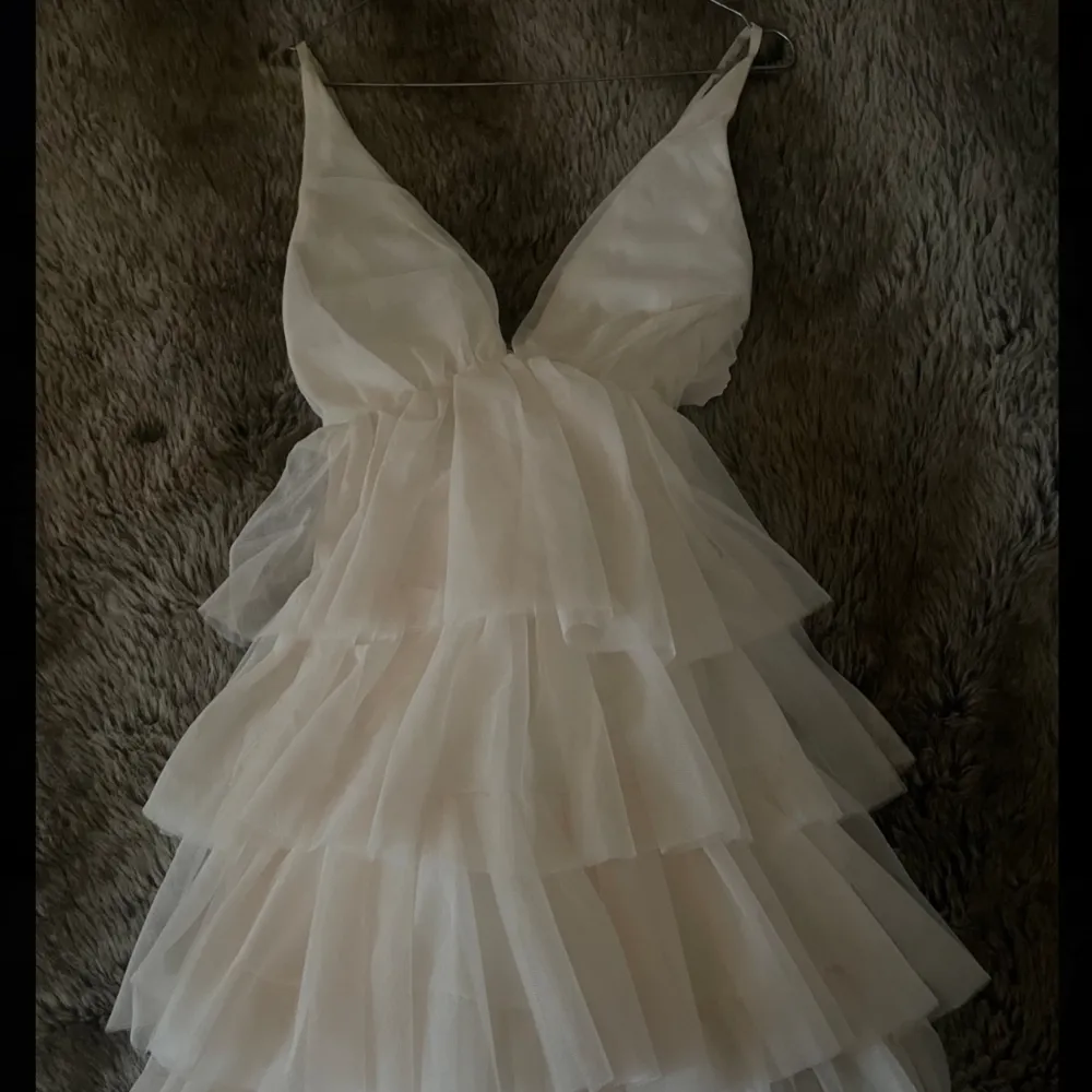 Jätte söt klänning som är öppen i ryggen💗 Helt ny och aldrig använd, det står att färgen är cream men skulle säga att den är mer vit💞Nypris 1117kr. Tyck gärna på köp💗. Klänningar.