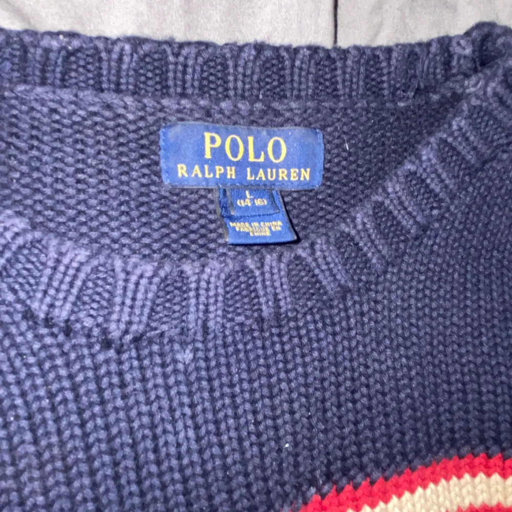 Super snygg tröja från Ralph Laurent  Storlek 13/14 i barn storlek men passar som en S. Tröjor & Koftor.