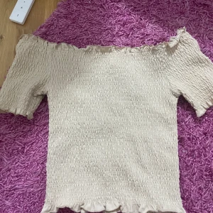 Beige topp med smock  - Off shoulder topp, så snygg och i helt nytt skick. Köpt på hm i grunden men av mig på vinted.🥰storlek s och tror även den passar xs och M! Så fin och storken går som vanligt att diskutera💓