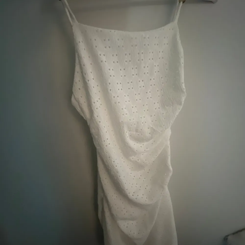 Säljer denna vita klänningen ifrån pull&bear.. Klänningar.