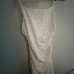 Vit klänning  - Säljer denna vita klänningen ifrån pull&bear.