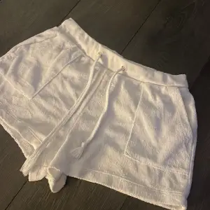 Säljer ett par jätte fina juicy liknande shorts i vit,storlek xxs men passar en xs-s då dom e lite stora i storleken. Säljer på grund av att dom aldrig kommer till användning,väldigt fint skick använda cirka 5 gånger och inga defekter .