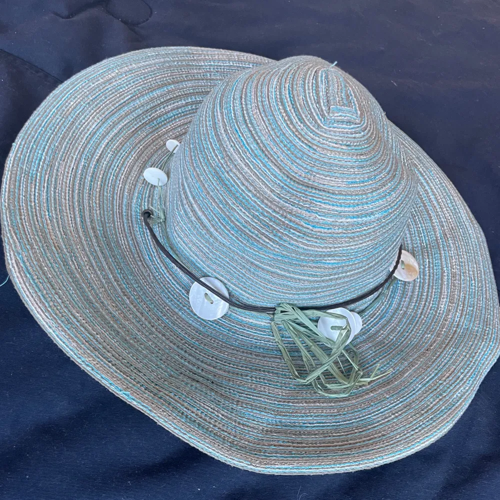 Women’s hat with SPF +50! Perfect to enjoy the beach and the summer while being protected! One size! . Accessoarer.