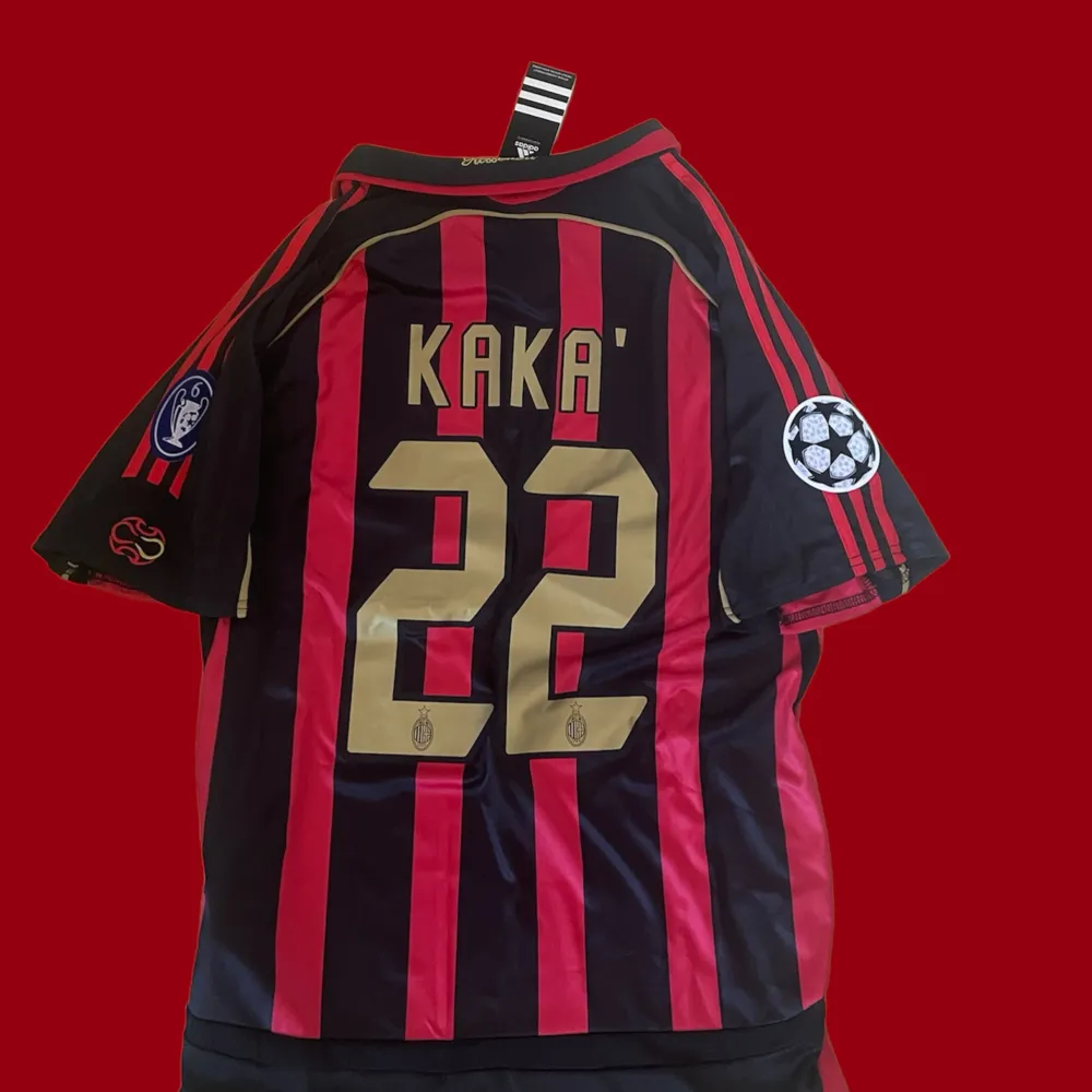 Helt ny AC Milan tröja med Kaká #22 på ryggen har även CL Badge #6 på ena armen och vanlig CL på andra armen. Sport & träning.