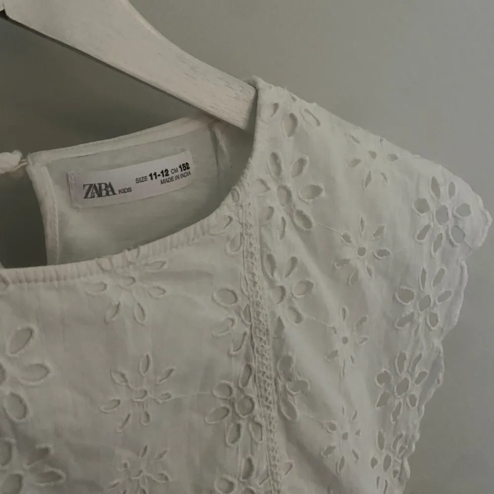 Säljer denna vita blusen med blommigt tyg. Stöper gullig och är köp på H&M. Blusar.