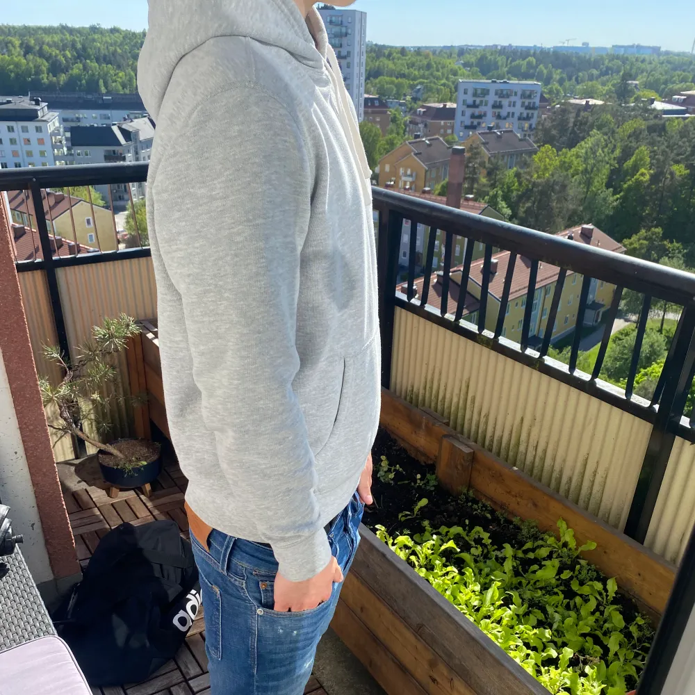 Säljer nu denna snygga ralph lauren hoodie Storleken är s och modellen är 177 cm och väger 66 kg Skick 10/10 Prins kan diskuteras . Hoodies.